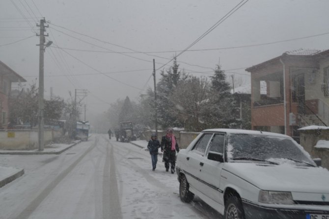 Afyonkarahisar'ın Şuhut ilçesinde mevsimin ilk karı yağdı