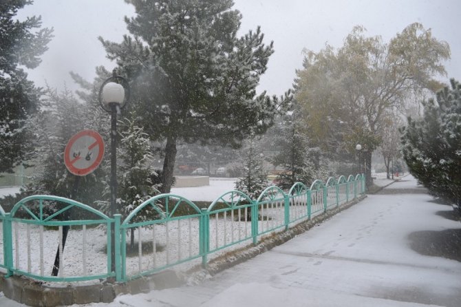 Afyonkarahisar'ın Şuhut ilçesinde mevsimin ilk karı yağdı