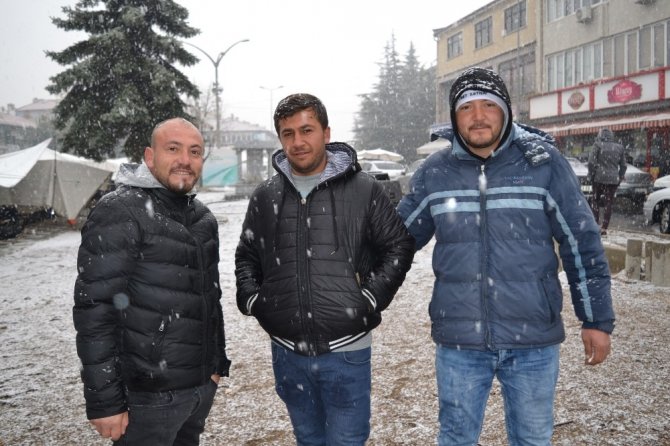 Afyonkarahisar'ın Şuhut ilçesinde mevsimin ilk karı yağdı