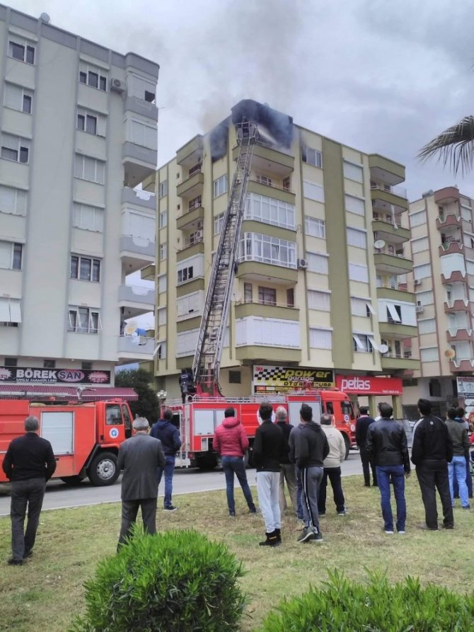 Antalya'nın Kumluca ilçesinde çıkan ev yangını güçlükle kontrol altına alındı.