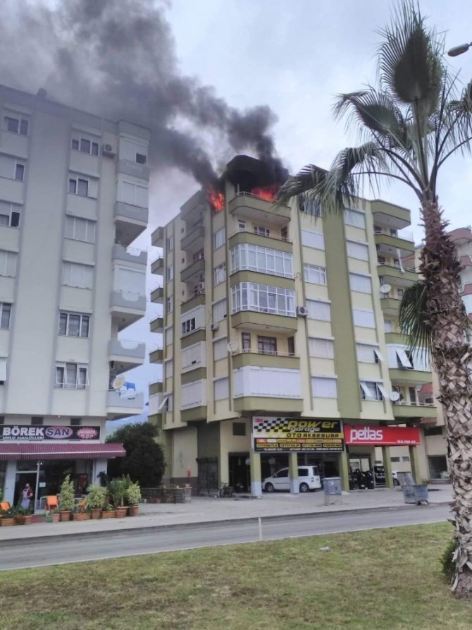 Antalya'nın Kumluca ilçesinde çıkan ev yangını güçlükle kontrol altına alındı.