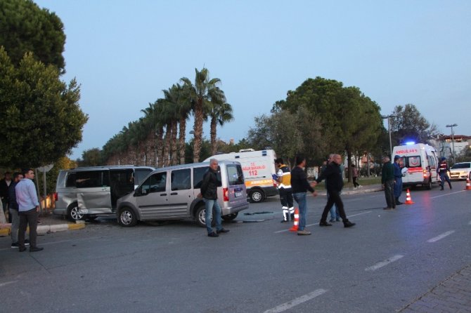 Antalya'nın Manavgat ilçesinde trafik kazası: 9 yaralı