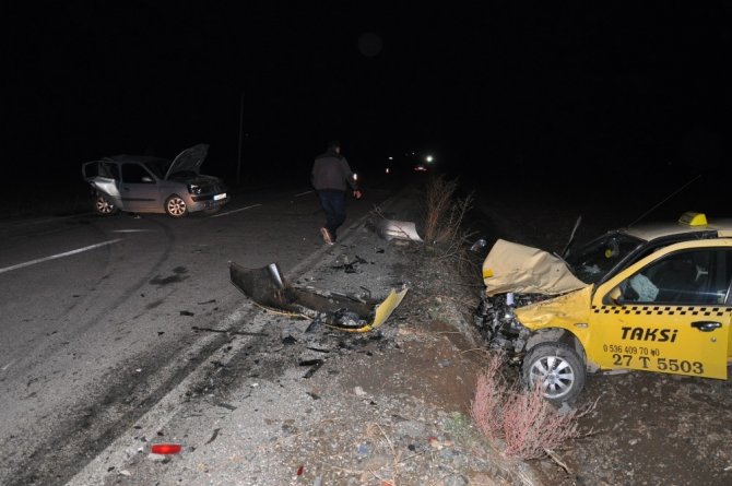 Gaziantep'in İslahiye ilçesinde Ticari taksi ile otomobil çarpıştı: 3 yaralı