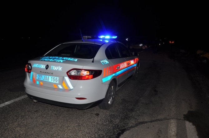 Gaziantep'in İslahiye ilçesinde Ticari taksi ile otomobil çarpıştı: 3 yaralı