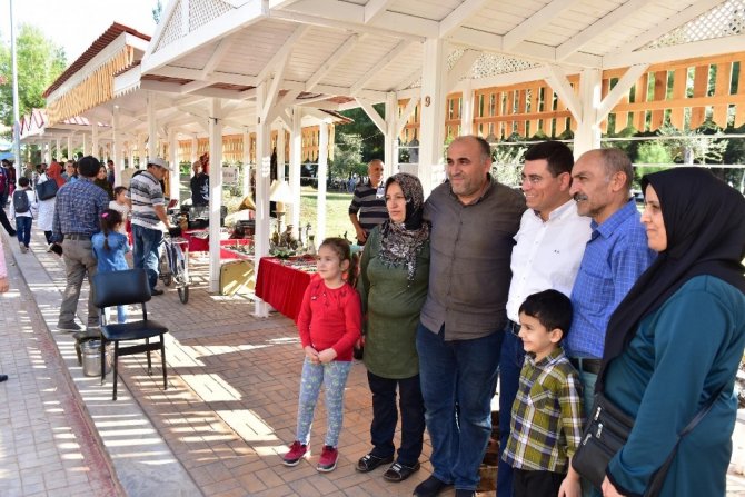 Kepez Belediye Başkanı Hakan Tütüncü, Dokumapark'ta açılan Antika Pazarı'nı ziyaret etti