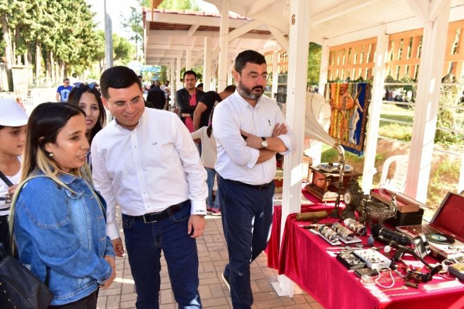 Kepez Belediye Başkanı Hakan Tütüncü, Dokumapark'ta açılan Antika Pazarı'nı ziyaret etti