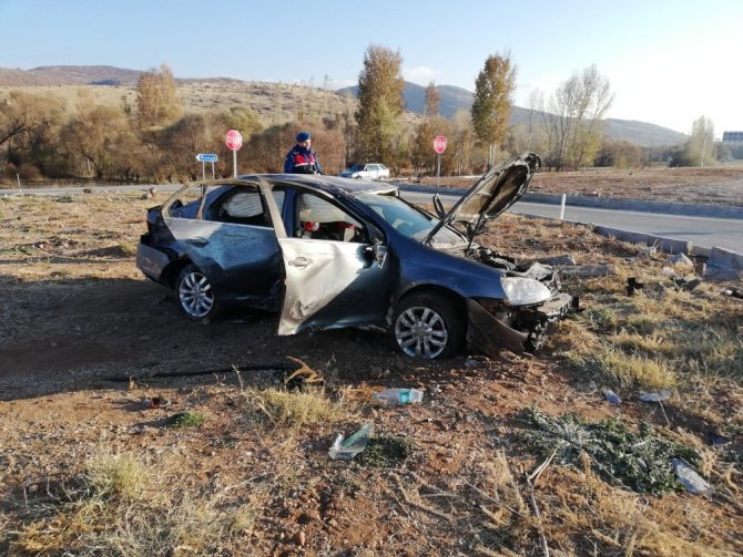 Konya'nın Beyşehir ilçesinde Kavşakta iki otomobil çarpıştı: 4 yaralı