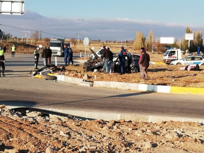 Konya'nın Beyşehir ilçesinde Kavşakta iki otomobil çarpıştı: 4 yaralı