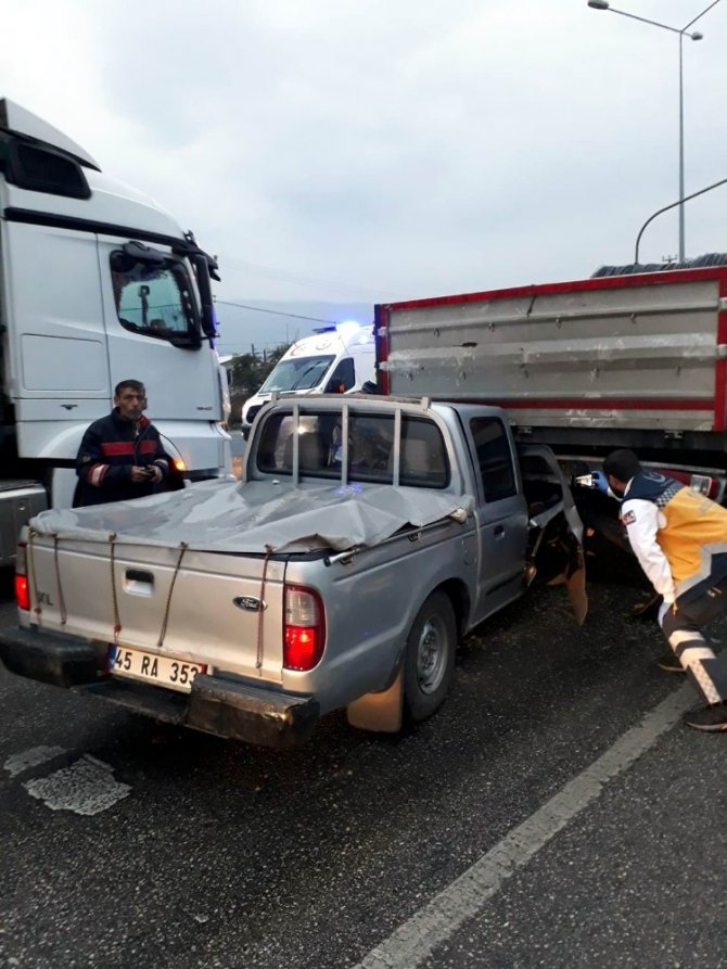 Manisa'nın Salihli ilçesinde Hurdaya dönen araçtan sağ çıktı