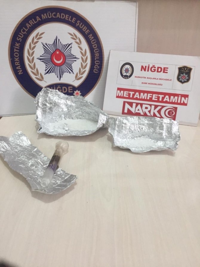 Niğde'de cezaevi firarisi olduğu ileri sürülen genç bir miktar uyuşturucu ile yakalandı.