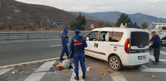Tosya’da D-100 karayolu Dağardı köyü kavşağında trafik kazası: 2 yaralı