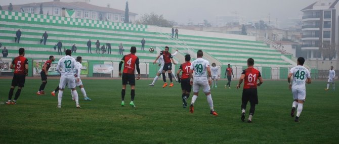 Salihli Belediyespor, kendi sahasında konuk ettiği Yalova Kadıköyspor ile 2-2 berabere kaldı