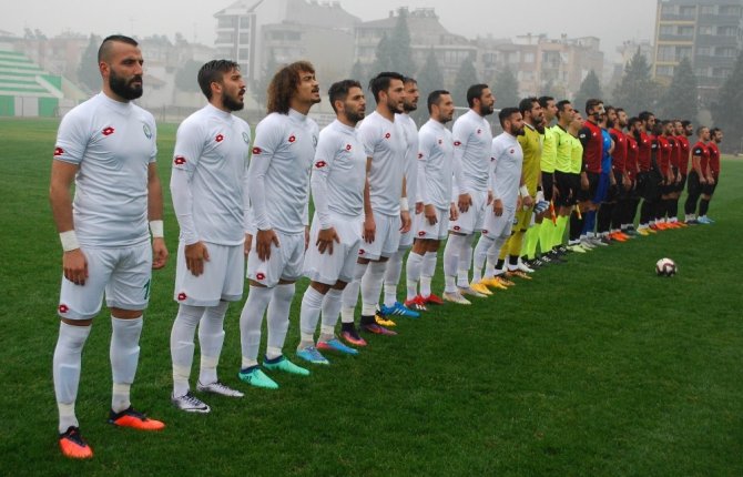 Salihli Belediyespor, kendi sahasında konuk ettiği Yalova Kadıköyspor ile 2-2 berabere kaldı