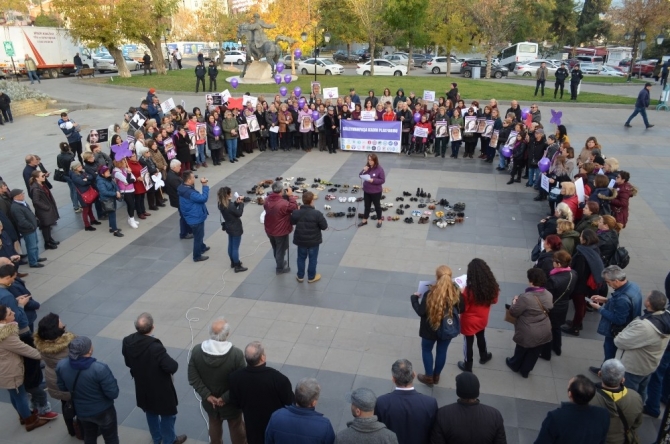 Kadınlardan ayakkabılı eylem