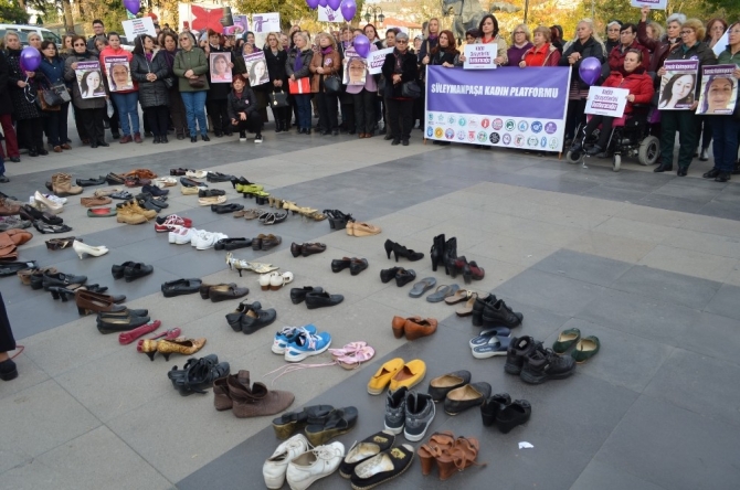 Kadınlardan ayakkabılı eylem