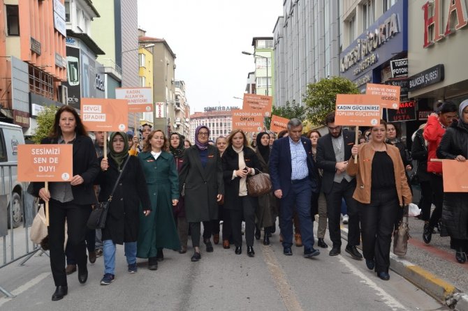 AK Parti Balıkesir Kadınlar Kolu, kadına şiddete karşı yürüdü