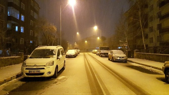 Erzurum'da gece saatlerinde kar yağışı başladı
