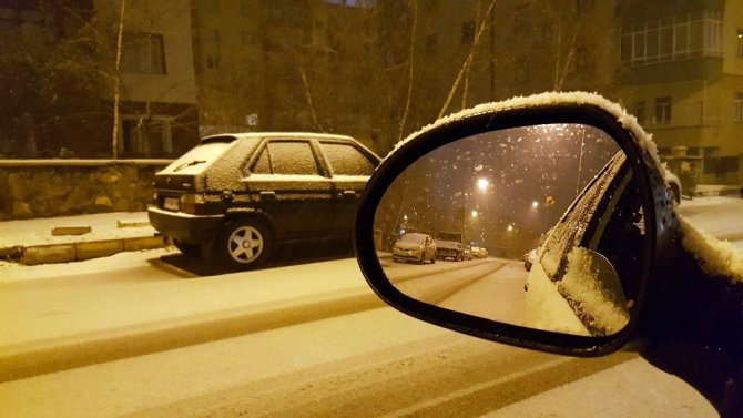Erzurum'da gece saatlerinde kar yağışı başladı