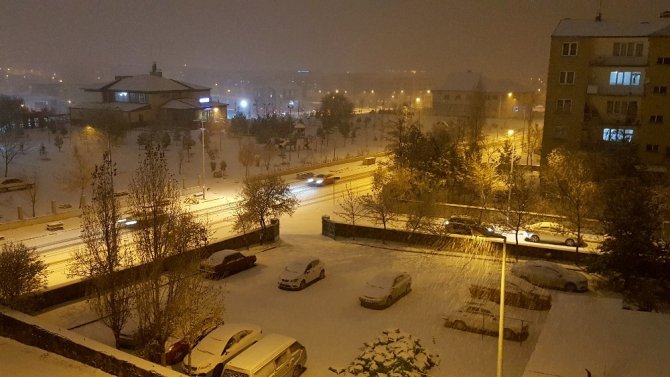 Erzurum'da gece saatlerinde kar yağışı başladı