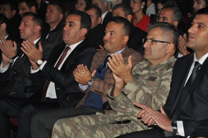 Hakkari'nin Yüksekova ilçesinde 24 Kasım Öğretmenler Günü nedeniyle bir program