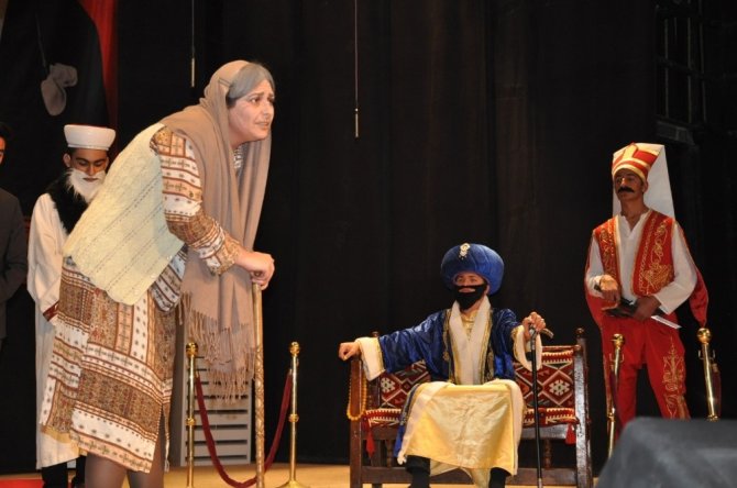 Hakkari'nin Yüksekova ilçesinde 24 Kasım Öğretmenler Günü nedeniyle bir program