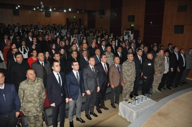 Hakkari'nin Yüksekova ilçesinde 24 Kasım Öğretmenler Günü nedeniyle bir program