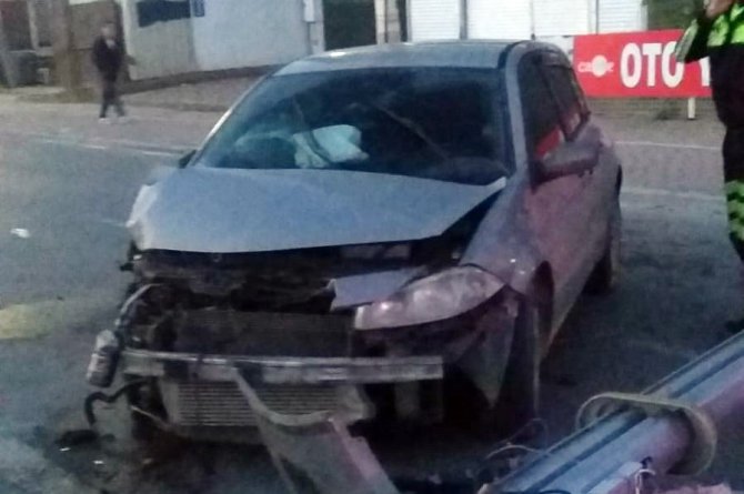 Kocaeli'nin Gebze ilçesinde Otomobil aydınlatma direğine çarptı: 3 yaralı