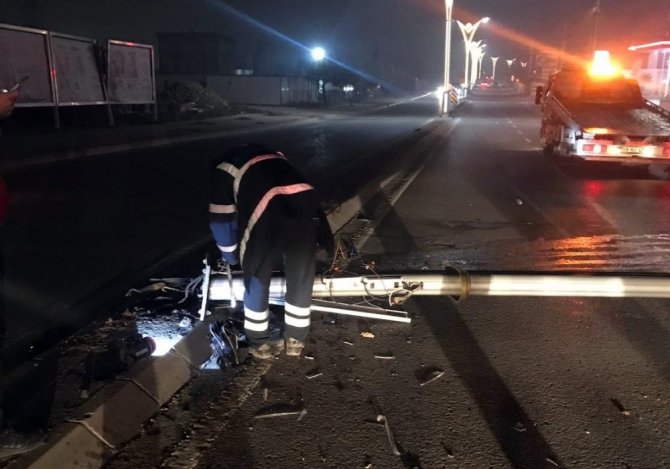 Kocaeli'nin Gebze ilçesinde Otomobil aydınlatma direğine çarptı: 3 yaralı