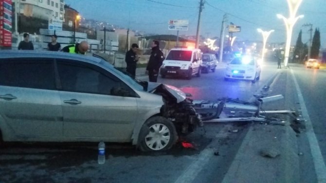 Kocaeli'nin Gebze ilçesinde Otomobil aydınlatma direğine çarptı: 3 yaralı