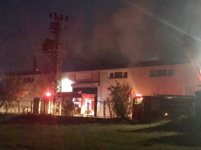 Tekirdağ'ın Ergene ilçesinde faaliyet gösteren bir tekstil fabrikasında hafif çaplı yangın