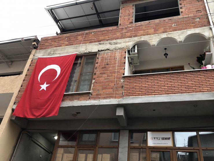 Bursa'ya şehit ateşi düştü"Şehit Yurtsever'in oturduğu binaya Türk bayrağı asıldı"
