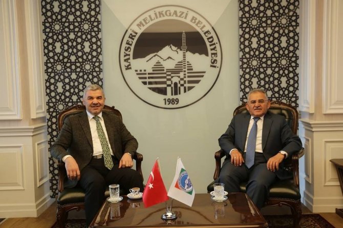 Büyükşehir Belediye Başkanı Mustafa Çelik'ten, Memduh Büyükkılıç'a makamında ziyaret