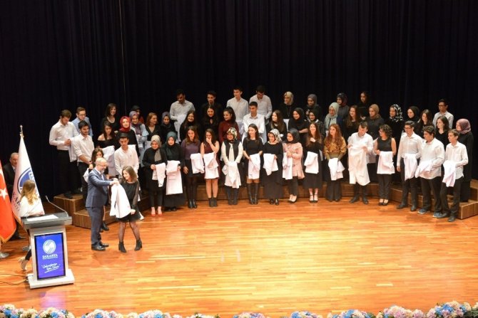 Sakarya Üniversitesi Diş Hekimliği öğrencileri beyaz önlük giydi