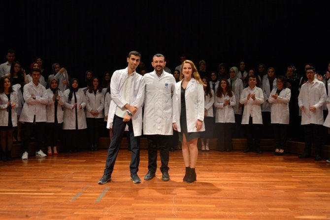 Sakarya Üniversitesi Diş Hekimliği öğrencileri beyaz önlük giydi