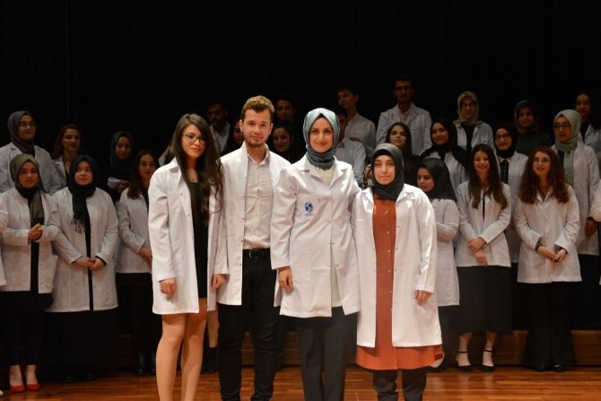 Sakarya Üniversitesi Diş Hekimliği öğrencileri beyaz önlük giydi