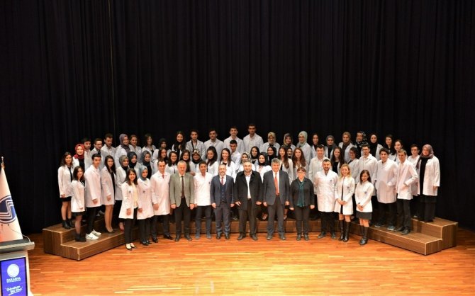 Sakarya Üniversitesi Diş Hekimliği öğrencileri beyaz önlük giydi