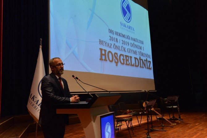 Sakarya Üniversitesi Diş Hekimliği öğrencileri beyaz önlük giydi