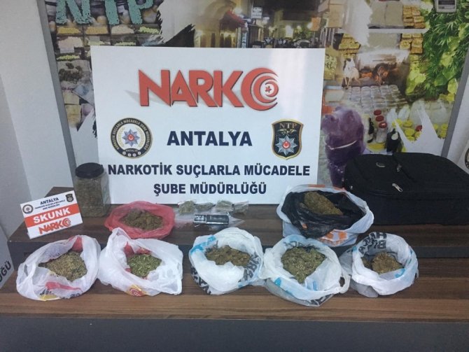 Antalya'da bir eve narkotik köpeği eşliğinde uyuşturucu operasyonu
