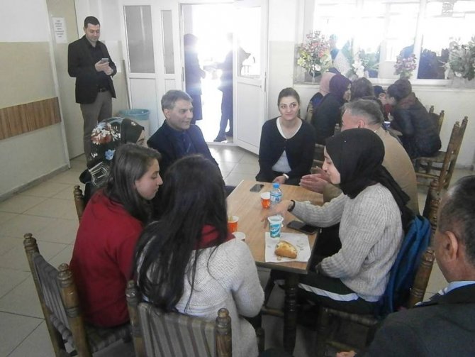 Bitlis'in Tatvan Kaymakamı Mehmet Ali Özkan, okul ziyaretlerine devam ediyor