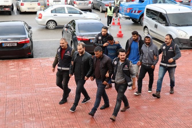 Bodrum'da göçmen kaçakçılığı yaptıkları iddiasıyla gözaltına alınan 5 kişiden 4'ü tutuklandı