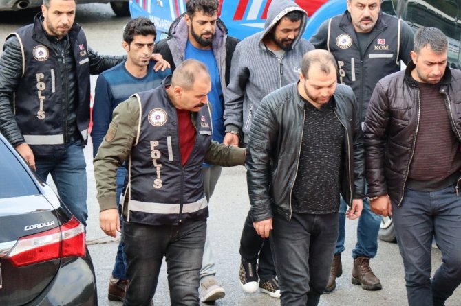 Bodrum'da göçmen kaçakçılığı yaptıkları iddiasıyla gözaltına alınan 5 kişiden 4'ü tutuklandı