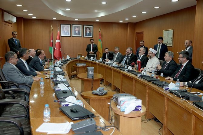 Erbaş: “Gençleri doğru bilgiyle donatmazsak terör örgütlerine bile üye olabiliyorlar”