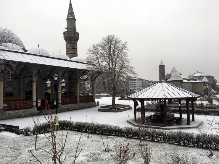 Erzurum dün akşam saatlerinde başlayan kar yağışı ile beyaza büründü