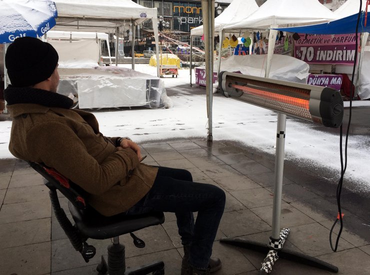 Erzurum dün akşam saatlerinde başlayan kar yağışı ile beyaza büründü