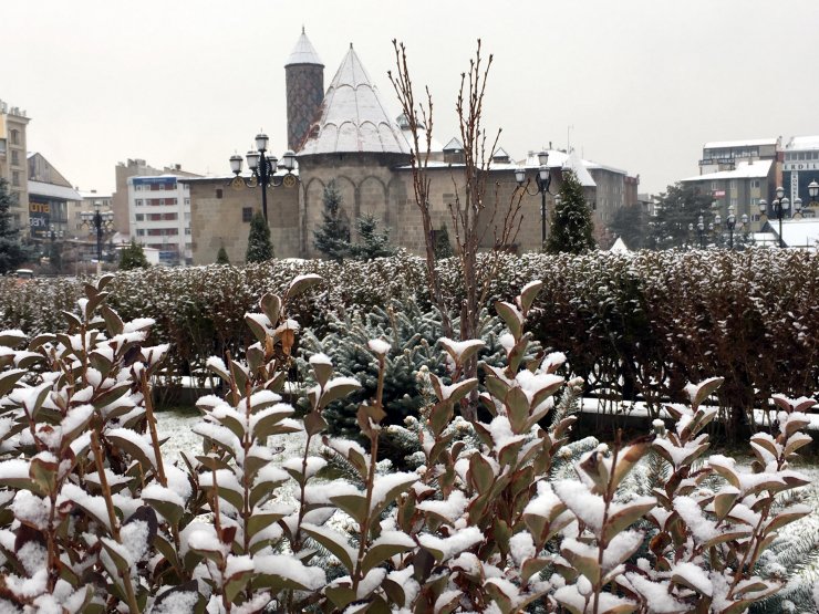Erzurum dün akşam saatlerinde başlayan kar yağışı ile beyaza büründü