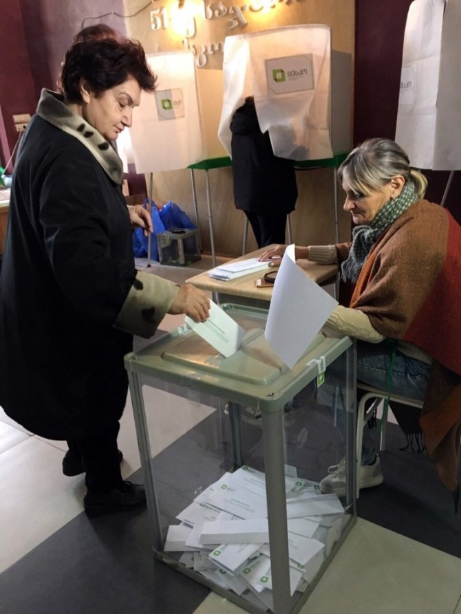 Gürcistan’da halk cumhurbaşkanını seçmek için sandık başında gitti