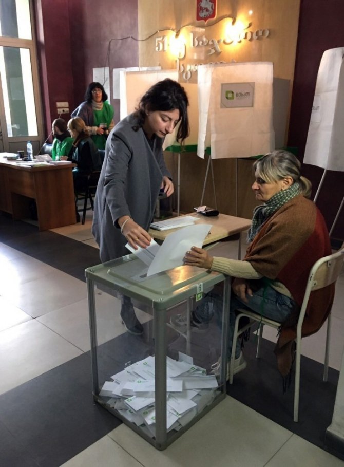 Gürcistan’da halk cumhurbaşkanını seçmek için sandık başında gitti