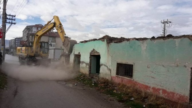 Konya'nın Ereğli İlçesin’de metruk binalar yıkılıyor