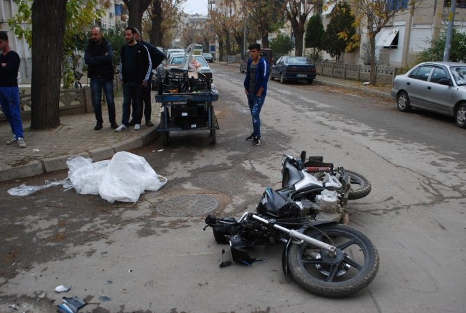 Motosikletle otomobil çarpıştı: 1'i ağır 2 kişi yaralandı