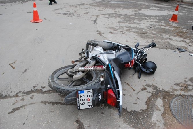 Motosikletle otomobil çarpıştı: 1'i ağır 2 kişi yaralandı